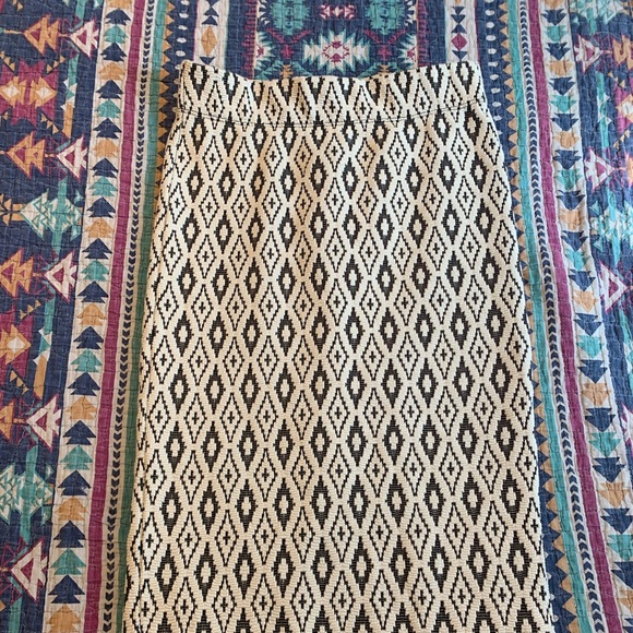 Tribal print fitted midi skirt - Picture 3 of 5